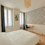 Trendy Studio Heart Of Bastille Lively Street